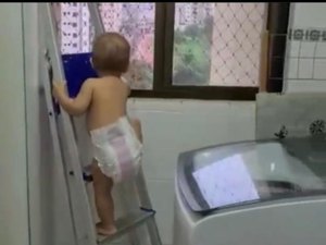 Vídeo de bebê que sobe escada e fica pendurado para ver a janela viraliza