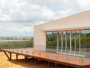 Centro de Convenções de Arapiraca terá sala de café e deck com vista para o Lago da Perucaba