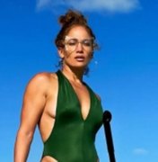 Aos 51 anos, Jennifer Lopez posa de maiô em praia e web elogia: “Perfeita”
