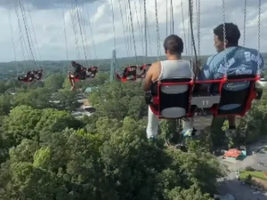 [Vídeo] EUA: brinquedo para e passageiros ficam presos a 80 m de altura