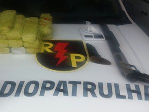 Polícia apreende arma e drogas em depósito na Santa Lúcia