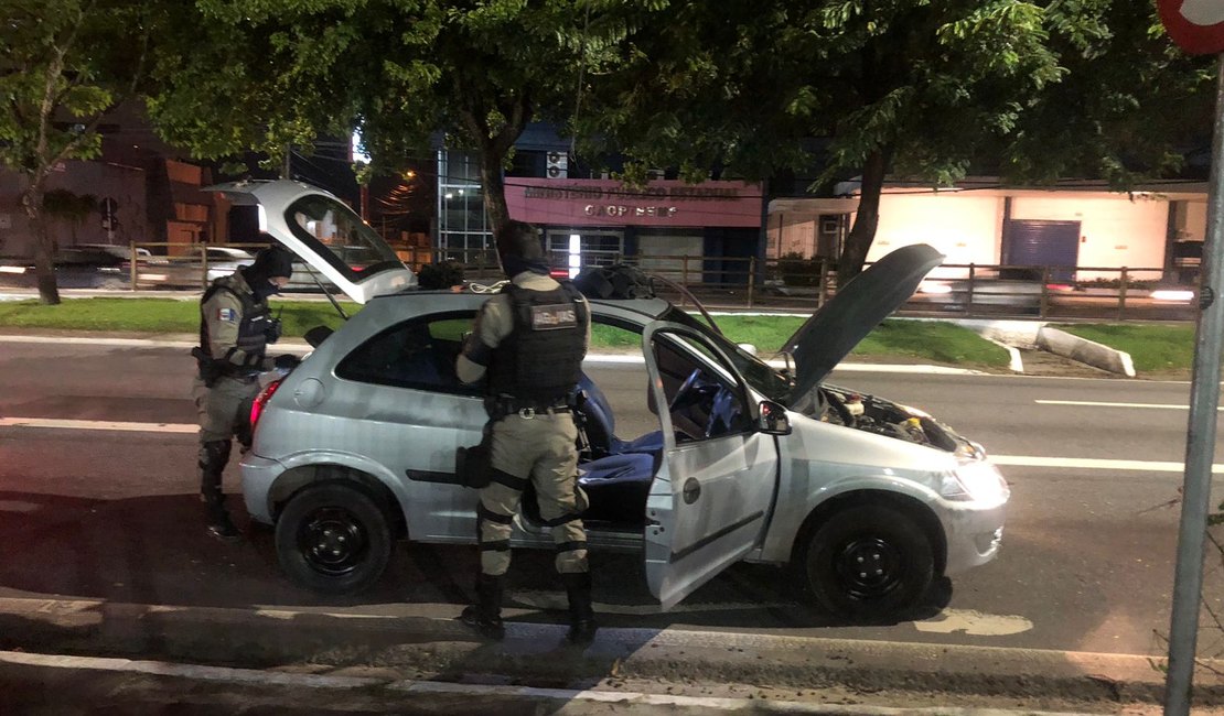 Dupla é presa com bebida e arma de fogo dentro de carro na Av. Fernandes Lima