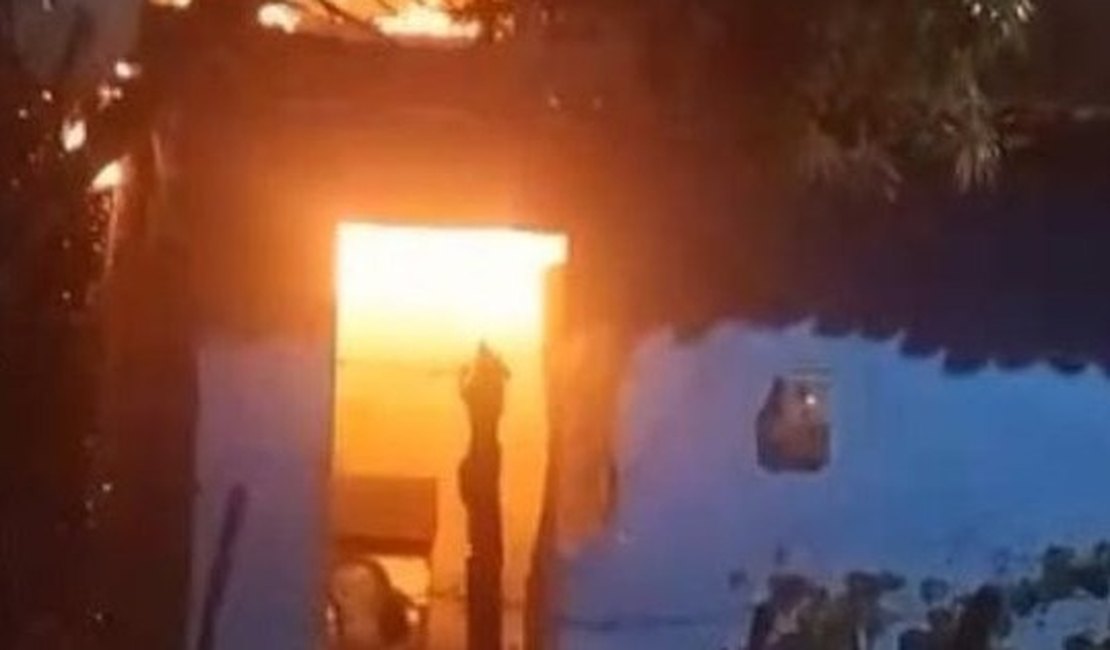 Mulher é assassinada a facadas; suspeita foge e familiares ateiam fogo na casa dela em Penedo
