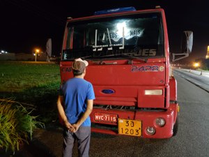 Homens apresentam documentos falsos durante fiscalização e são presos pela PRF