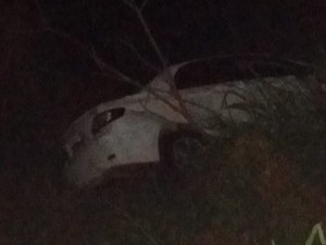 Mulher perde controle de veículo e colide com arames farpados na AL-115