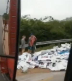 [Vídeo] Carga de ração fica espalhada em rodovia federal após carreta tombar