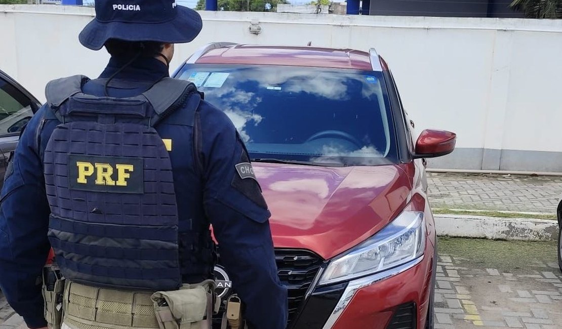 PRF prende mulher por receptação de carro roubado; veículo foi adquirido pelo irmão preso