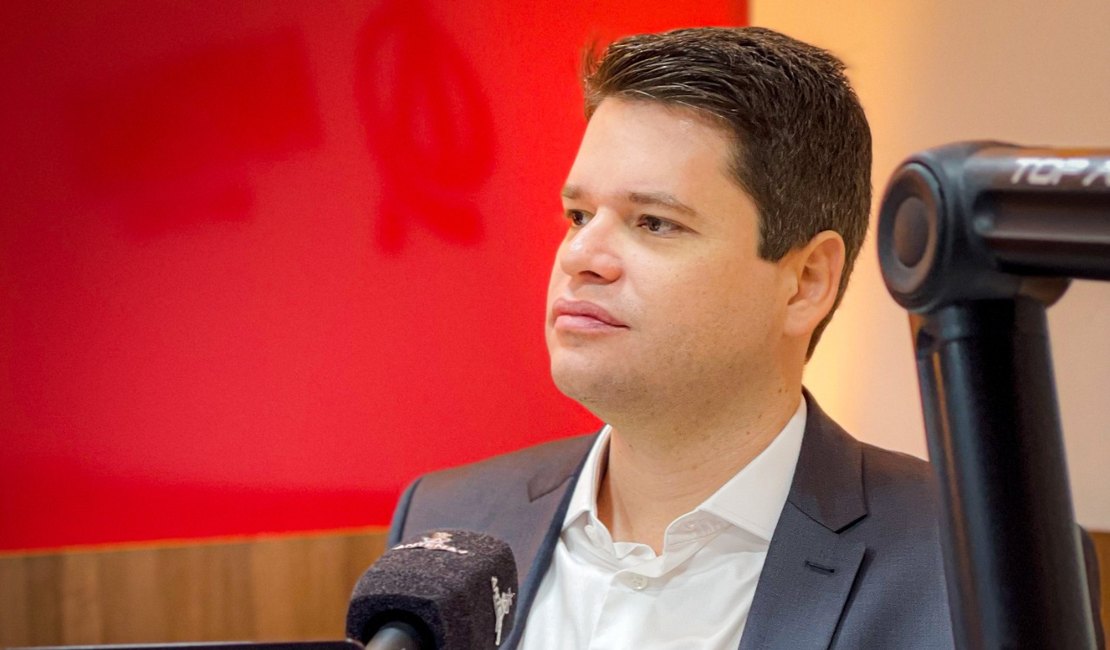 Davi Davino mantém candidatura ao Senado, mas sofre com isolamento