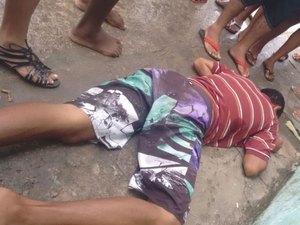 Jovem é alvo de tiros na 'Rua do Cabaré' em São Miguel dos Campos