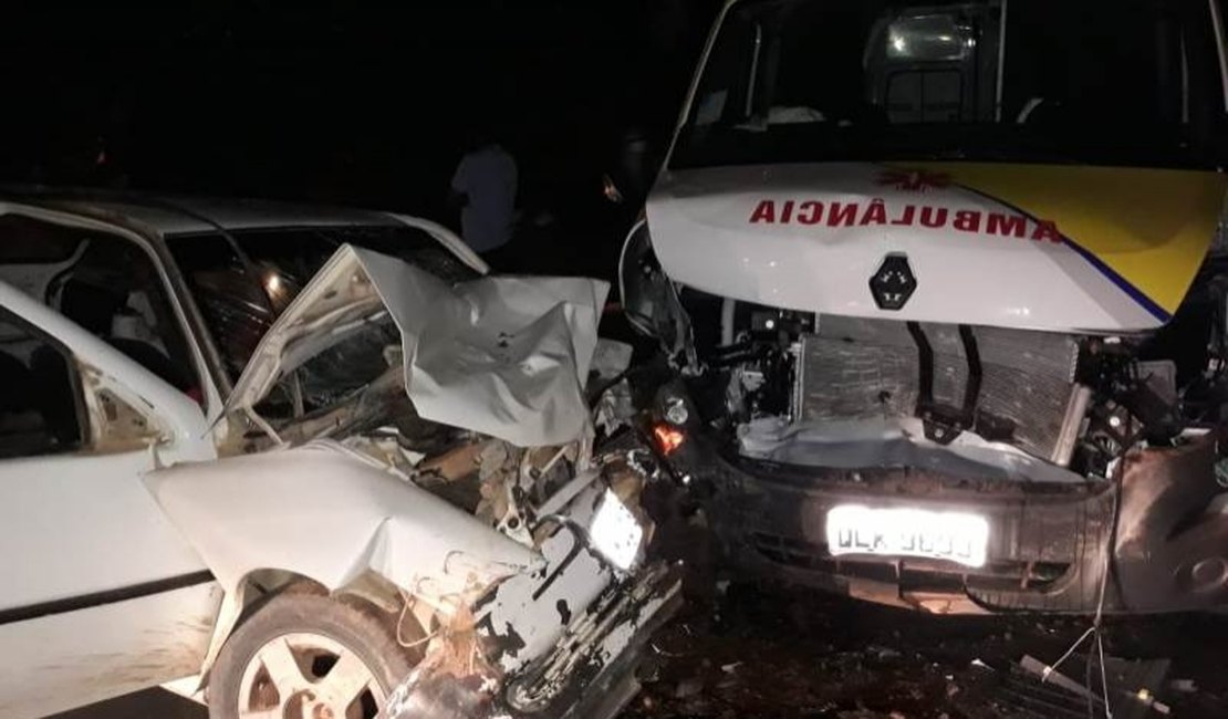 Colisão entre carro e ambulância deixa vítima fatal e cinco feridos