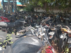 [Vídeo]PC realiza retirada de veículos da Central em Arapiraca