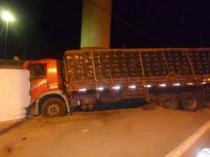 Motorista perde o controle e bate em muro