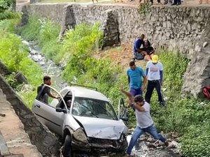 Uma criança e dois adultos ficam feridos após veículo cair em valeta, em Maceió