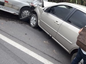 Colisão frontal entre van e carro deixa feridos na BR-316, em Pilar