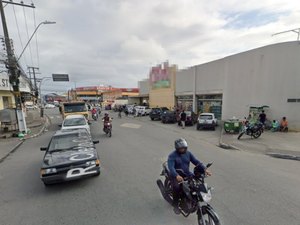 Jovem é baleado em tentativa de homicídio no Jacintinho e se abriga em supermercado para escapar