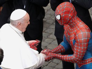 Papa Francisco recebe Homem-Aranha em audiência semanal no Vaticano