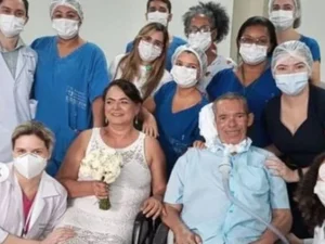 Com noivo internado, casal celebra casamento em hospital na Paraíba