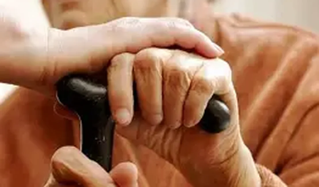 Mulher suspeita de aplicar golpes com empréstimos falsos contra idosos é presa em Estrela de Alagoas