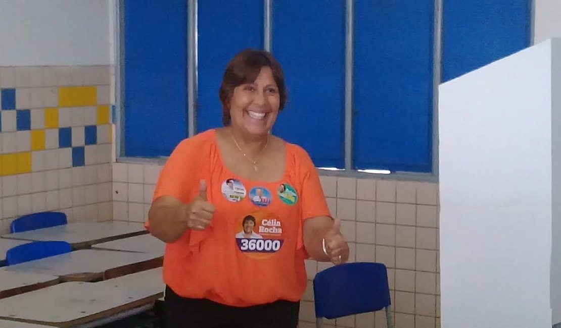 Célia Rocha vota no Colégio EPIAL neste domingo (7)
