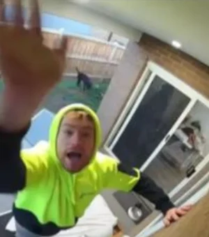 Trancado para fora, homem tem reação inusitada e cena diverte a web