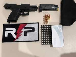 Homem é preso por porte ilegal após polícia encontrar arma de fogo e munições dentro de veículo