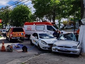 Homem fica preso às ferragens após colisão entre carros