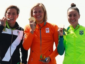 Nadadora brasileira garante fbronze na maratona aquática feminina
