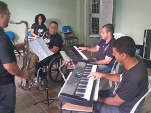 Projeto Sons do Silêncio ensina surdos a tocar instrumentos musicais