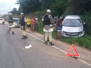Veículo sai da pista e colide em vegetação às margens da AL-101 Norte
