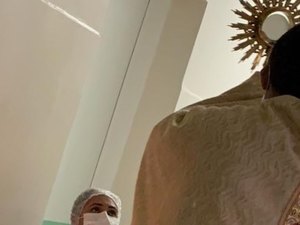 Padre leva Santíssimo e reza por pacientes e funcionários do Hospital Regional em Arapiraca