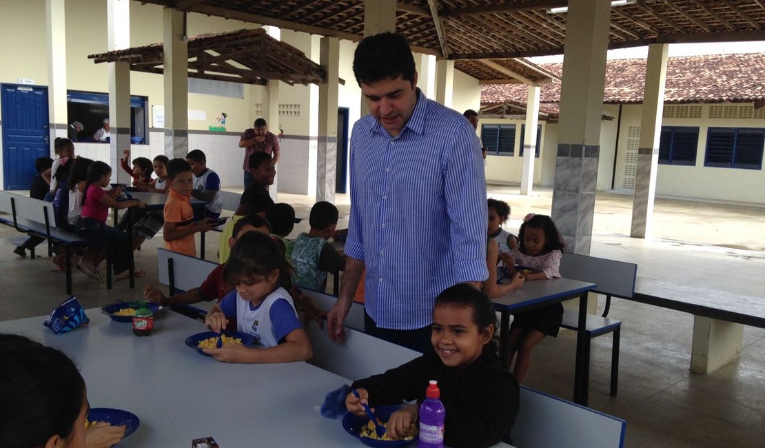 Após reforma, prefeito Rui Palmeira visita escola no Benedito Bentes II