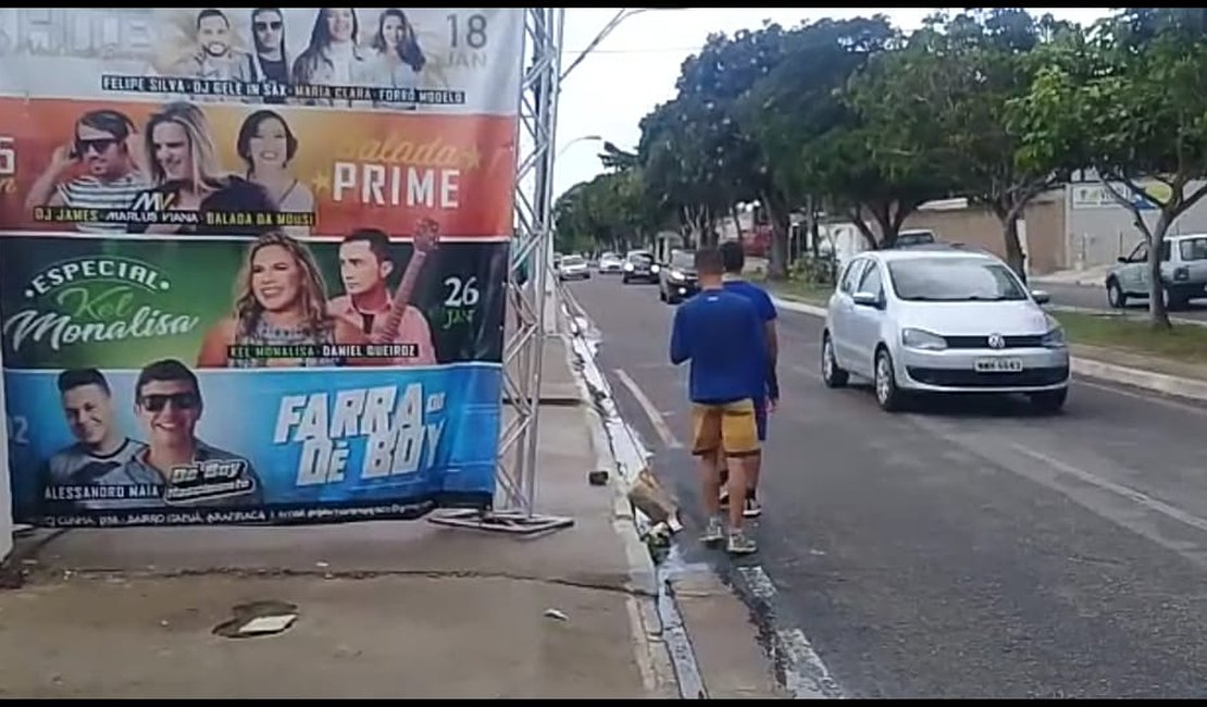 Comerciantes ocupam calçadas obstruindo o passeio público de pedestres