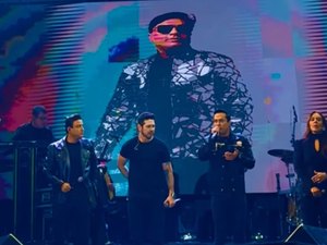 Cavaleiros do Forró homenageia Neto Araújo durante show após morte do cantor