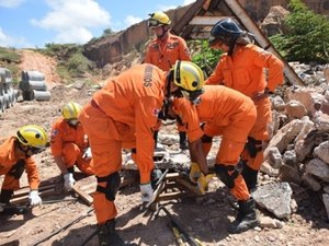 Bombeiros simulam resgate de vítimas de desabamento em Maceió