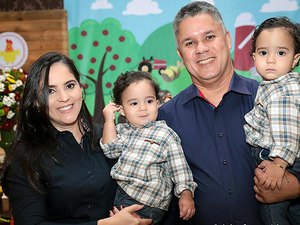 Gêmeos de um ano e dois meses morrem afogados em piscina 