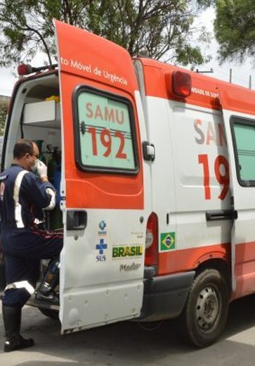Motociclista fica ferido ao bater em veículo na Rua Dom Jonas Batingas, em Arapiraca