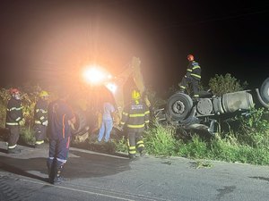 [Vídeo] Caminhão perde controle, tomba e deixa um morto na AL-140 em Mata Grande