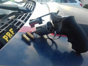 Jovem com extensa ficha criminal é preso portando arma de fogo