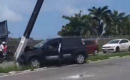 Carro derruba poste e deixa fio de alta tensão na pista na Avenida Menino Marcelo