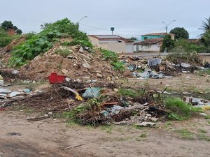 Moradores pedem providências para retirada de 'montanha de lixo' no bairro Verdes Campos