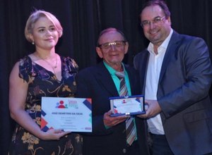 Governador em exercício homenageia Servidores Destaque da Educação 