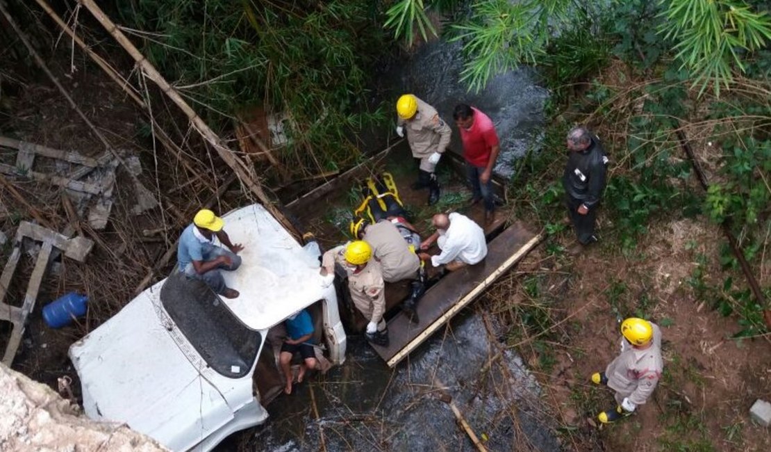 Criança salva avô após caminhonete cair em rio na BR-364, em Mineiros