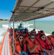 Blogueiras recordistas de visualizações exploram litoral de Alagoas
