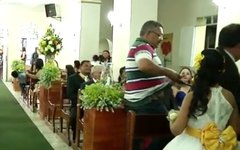Homem atira contra testemunhas de casamento dentro de igreja