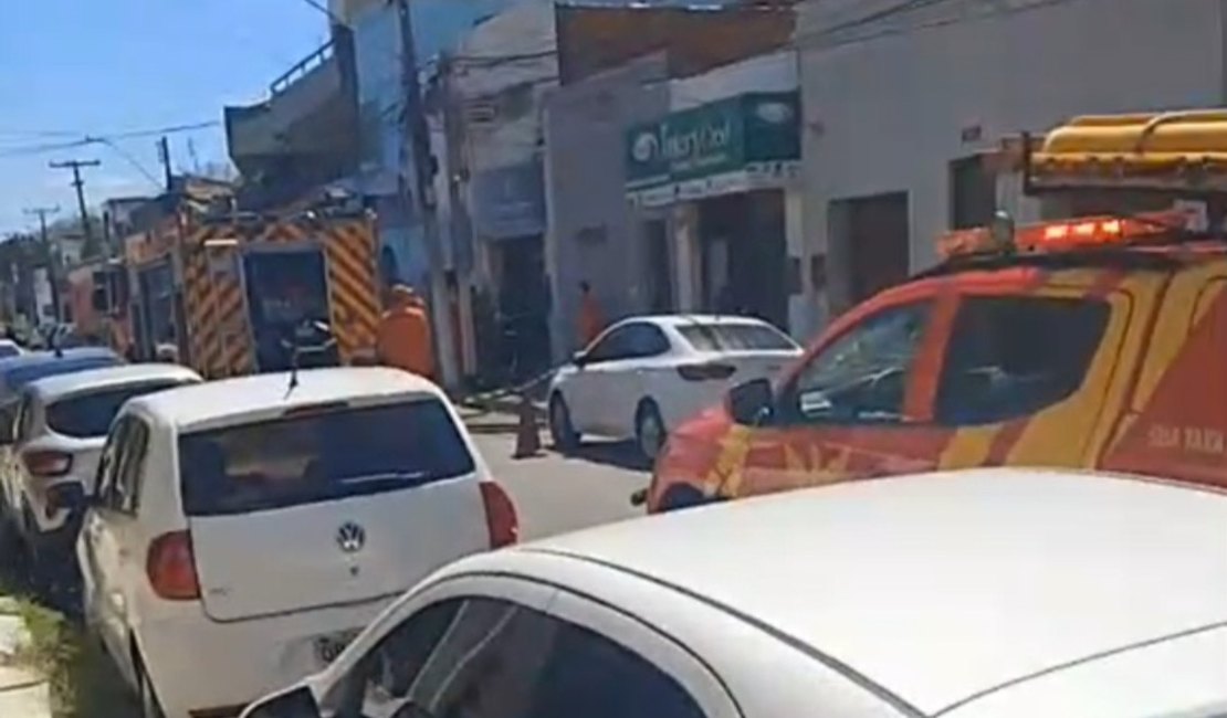 [Vídeo] Incêndio atinge financeira no Centro de Maceió e Corpo de Bombeiros é acionado