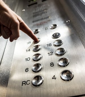 Bebê e outras duas pessoas ficam presas em elevador de edifício na Ponta Verde
