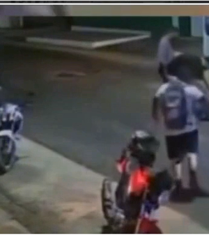 [Vídeo] Mulher perde controle de moto e vai parar embaixo de ônibus em Penedo