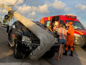 Carro deixa poste envergado após colisão no Trapiche da Barra