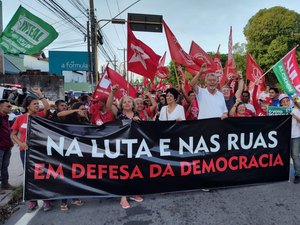 Manifestantes vão às ruas em ato a favor da democracia em Maceió