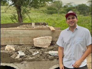 Prefeito Eduardo Bulhões visita obra no Sítio Salobinho em Santana do Ipanema